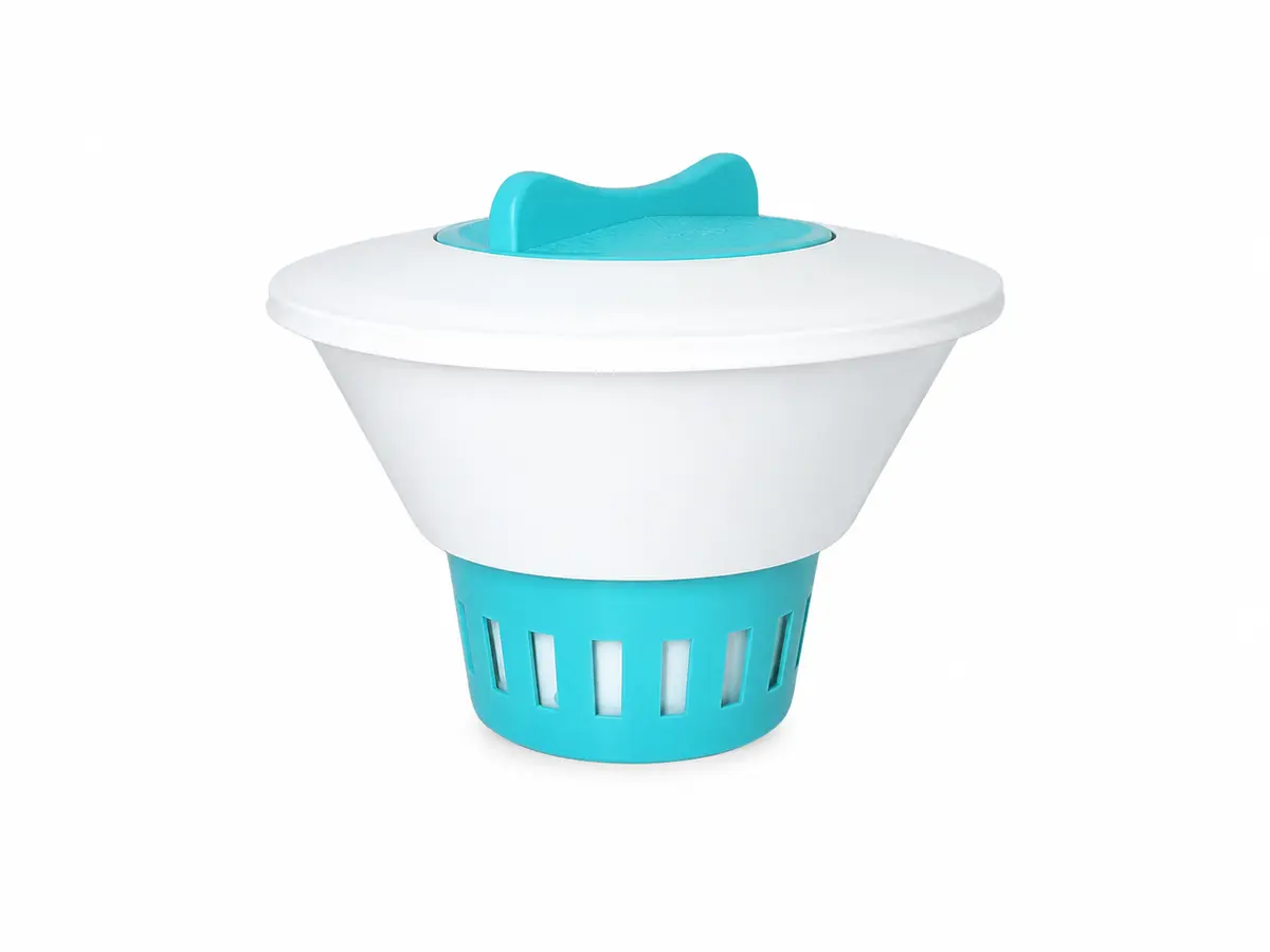 Dosador flutuante branco e azul para tratamento de piscina
