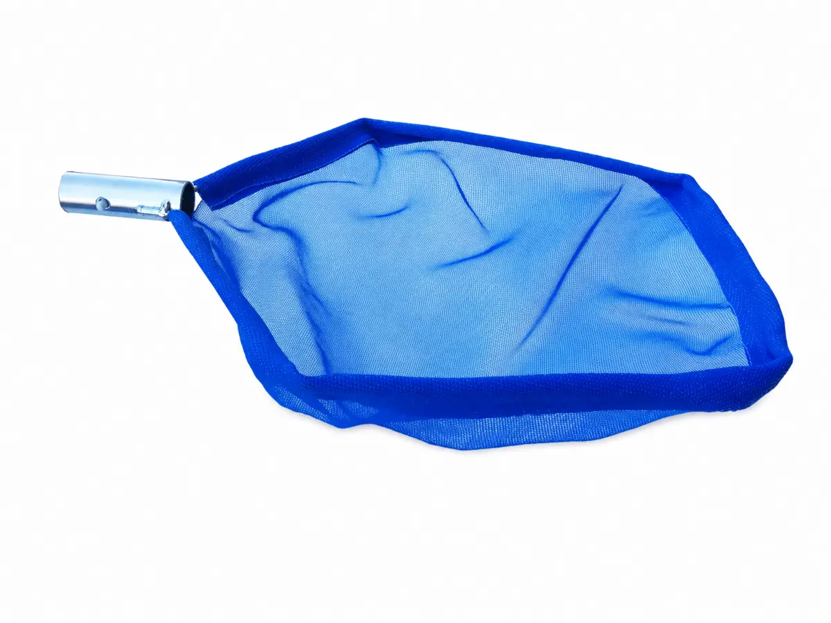 Peneira azul tipo bolsa para recolher resíduos da piscina