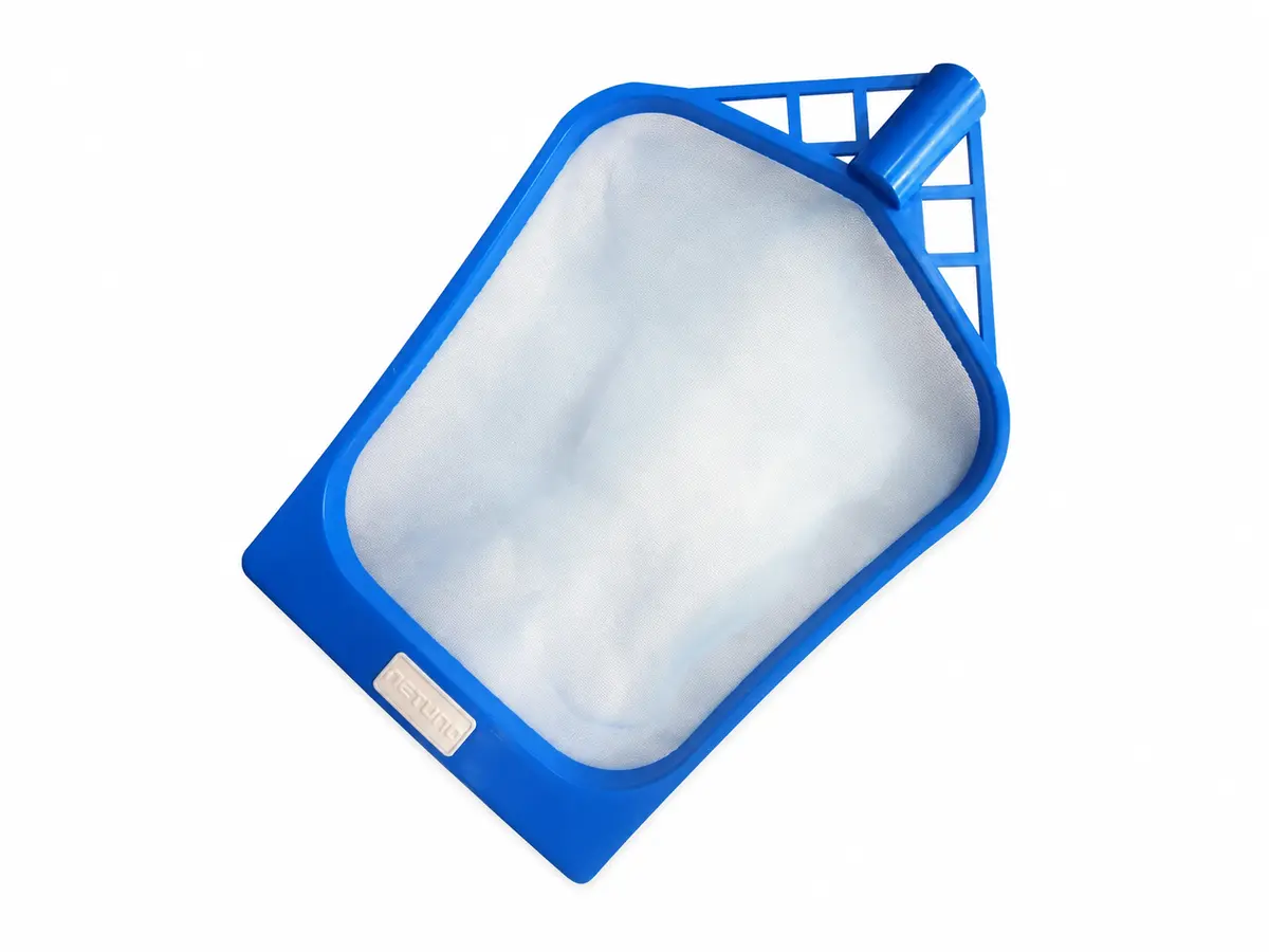 Peneira plana azul com tela branca para piscina