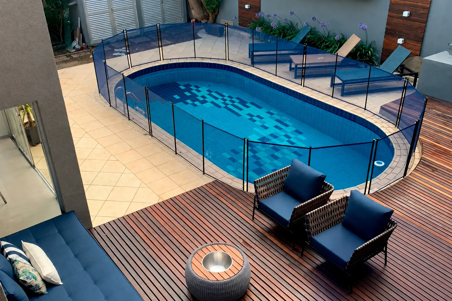 Cerca de proteção preta acompanhando o formato curvo de uma piscina
