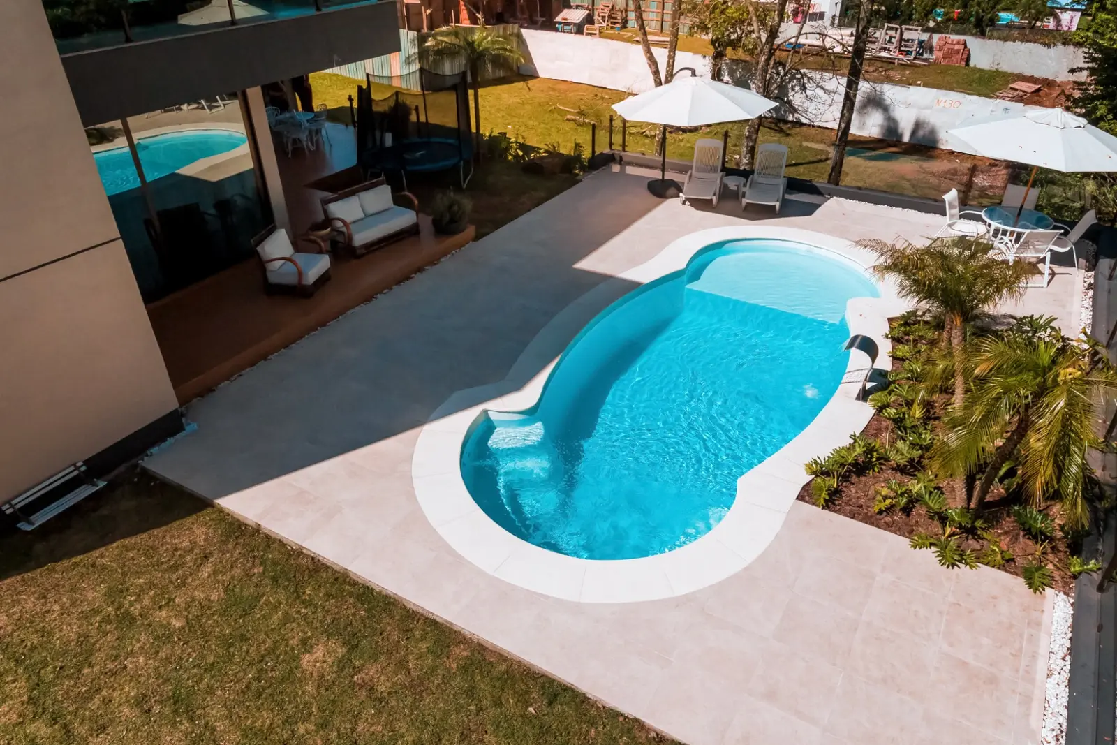Piscina Exclusive Capri instalada em área de lazer residencial