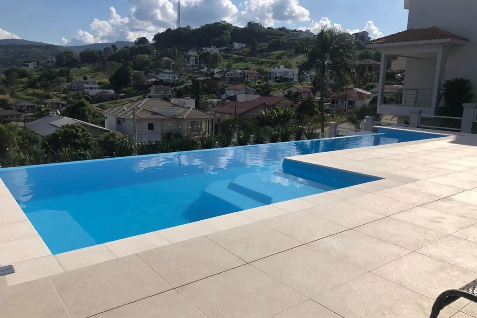 Piscina Exclusive Felicità integrada a projeto residencial