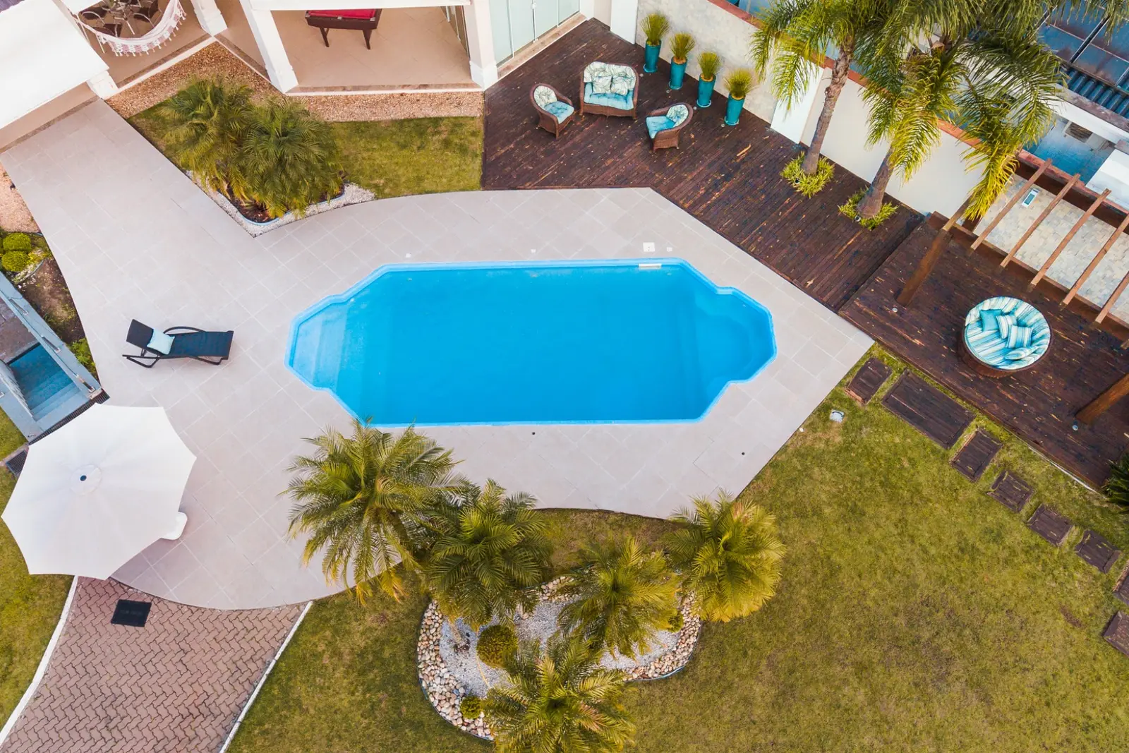 Piscina Exclusive Nápoles instalada em área de lazer residencial