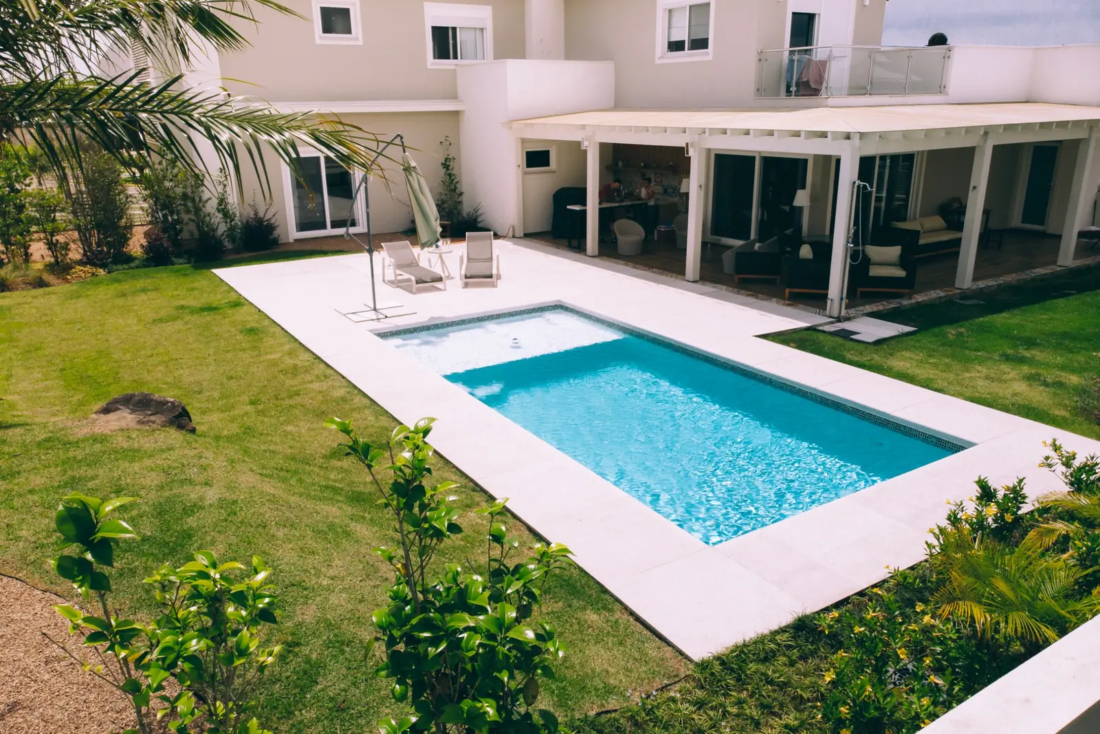 Piscina Exclusive Spiaggia instalada em jardim residencial