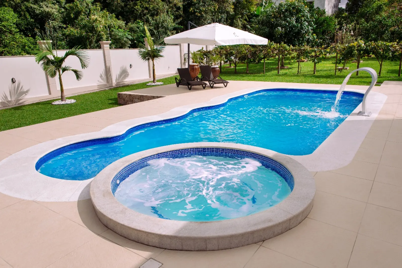 Piscina Exclusive Veneza com spa integrado em área de lazer residencial